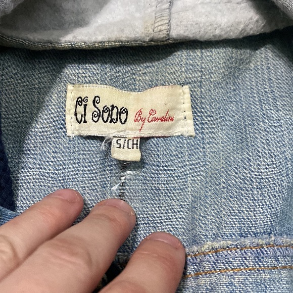 Sleeveless jean jacket with hood, worn a few time but in great condition - Picture 2 of 4